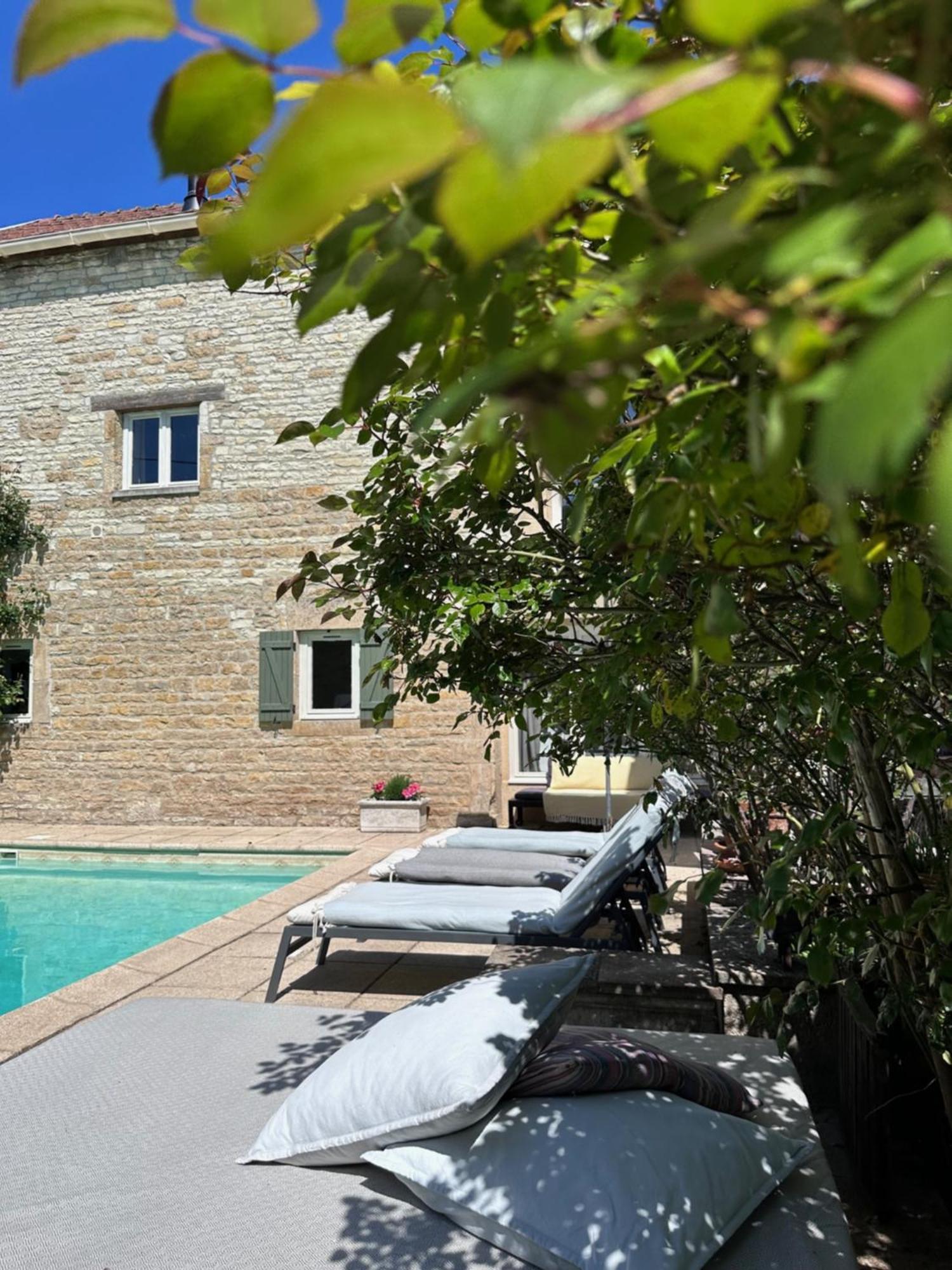 La Cour Des Delices Bed & Breakfast Gigny  Exterior foto