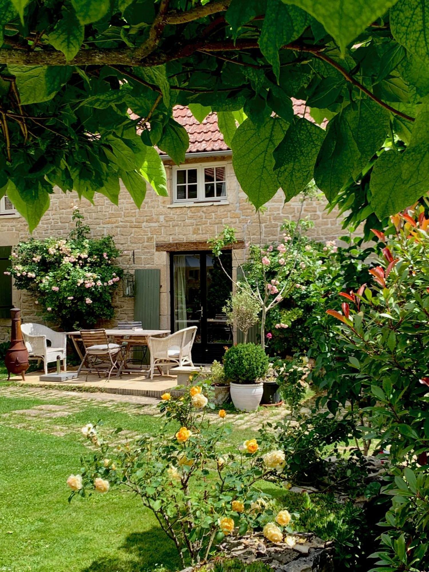La Cour Des Delices Bed & Breakfast Gigny  Exterior foto